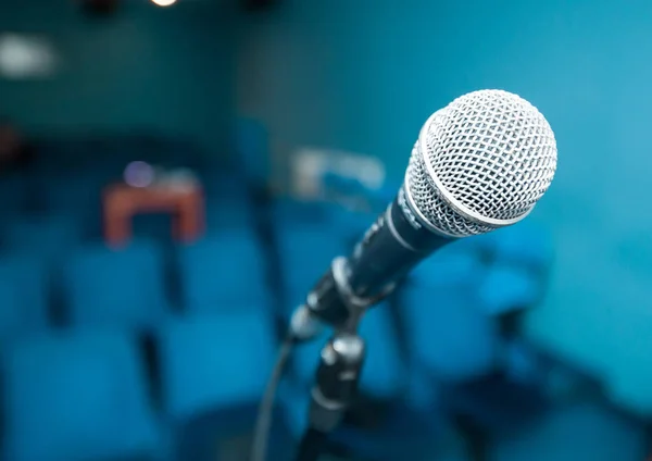 Microphone Sur Salle Réunion Vide Floue — Photo