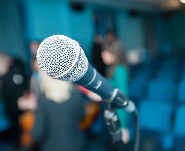 Microphone Sur Salle Réunion Vide Floue — Photo