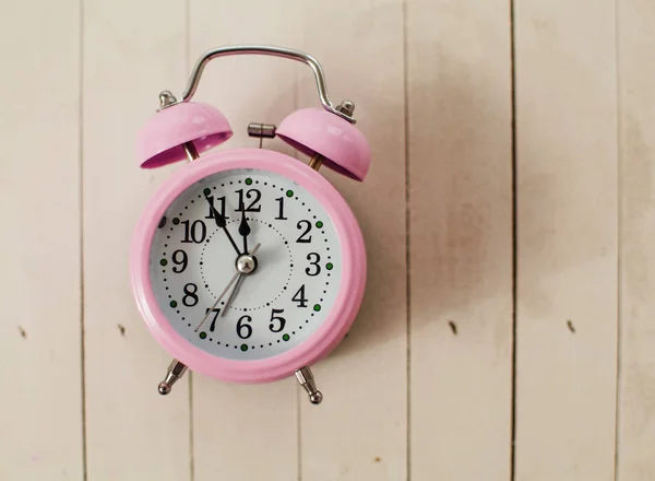 Reloj Despertador Retro Sobre Fondo Madera Con Espacio Para Mensaje — Foto de Stock