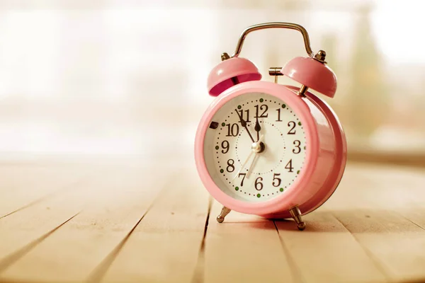 Relógio Alarme Retro Fundo Madeira Com Espaço Para Mensagem Nostalgy — Fotografia de Stock