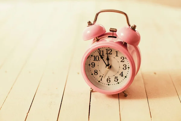 Relógio Despertador Fundo Madeira Com Espaço Para Mensagem Nostalgy Conceito — Fotografia de Stock