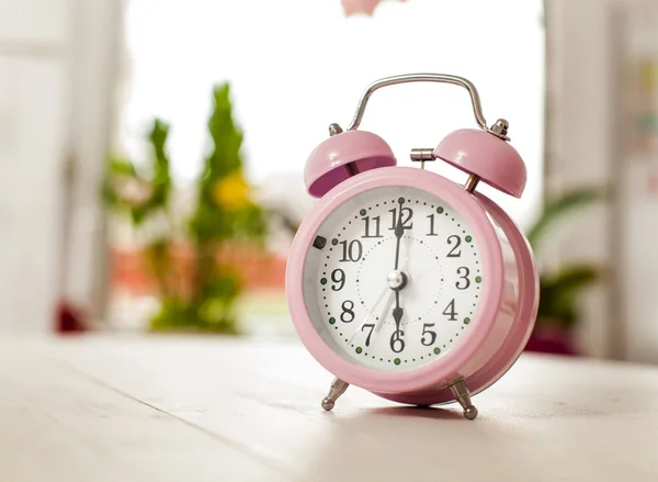 Relógio Despertador Fundo Madeira Com Espaço Para Mensagem Nostalgy Conceito — Fotografia de Stock