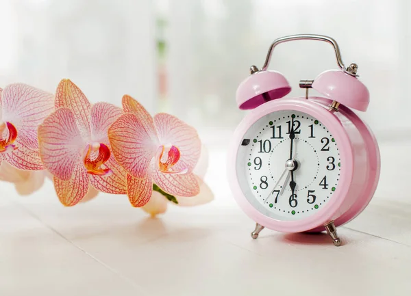 Hora Primavera Reloj Retro Con Orquídea Flores — Foto de Stock