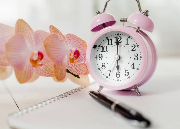 Reloj Despertador Retro Con Orquídea Flores Diario — Foto de Stock