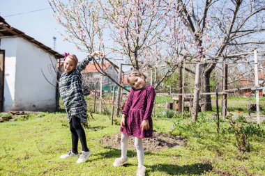 Mutlu küçük kızlar eğlenceli Doğa bahar mevsimi 