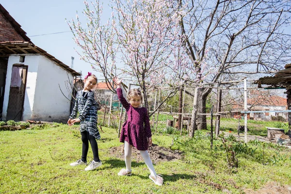 Boldog Kis Lányok Szórakoztató Jellegű Tavaszi Szezon — Stock Fotó