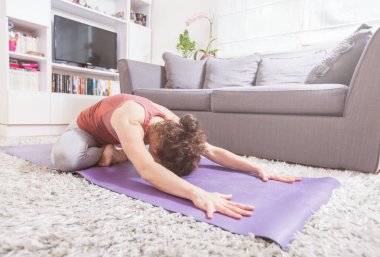 kadın pratik yoga ve meditasyon