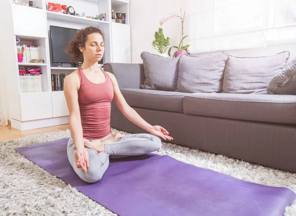 Mulher praticando ioga e meditação — Fotografia de Stock