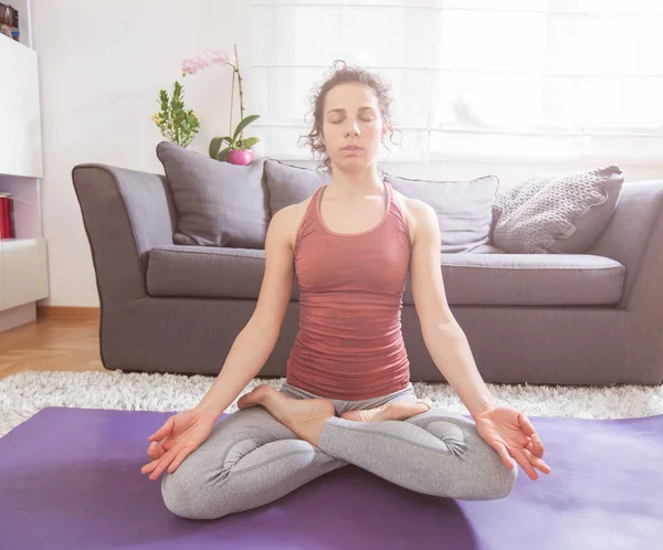 Mulher praticando ioga e meditação — Fotografia de Stock