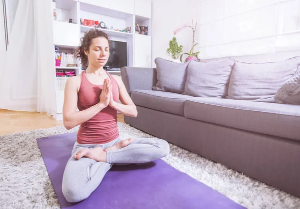 Mulher praticando ioga e meditação — Fotografia de Stock