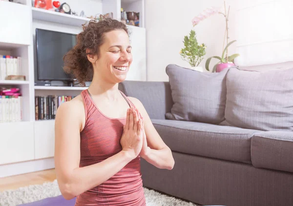 Mulher praticando ioga e meditação — Fotografia de Stock