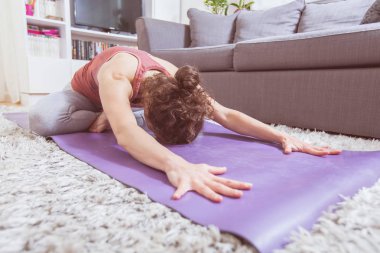 kadın pratik yoga ve meditasyon