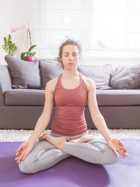 Mulher praticando ioga e meditação — Fotografia de Stock