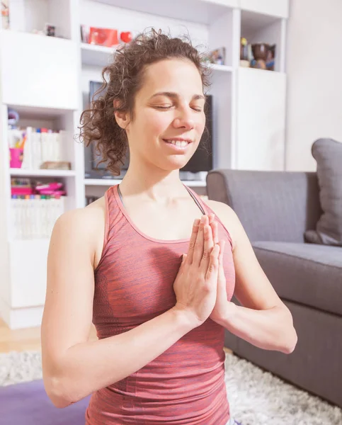 Mulher praticando ioga e meditação — Fotografia de Stock