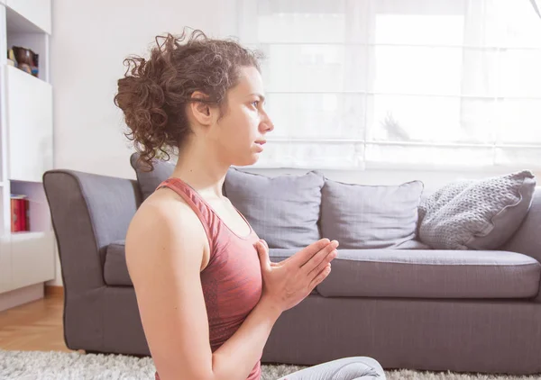 Femme pratiquant le yoga et la méditation — Photo