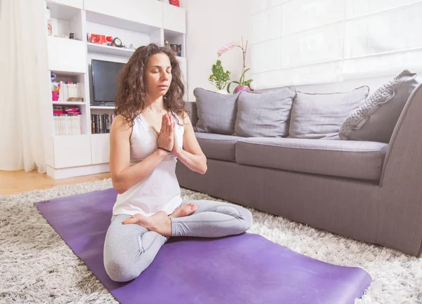 Mulher praticando ioga e meditação — Fotografia de Stock