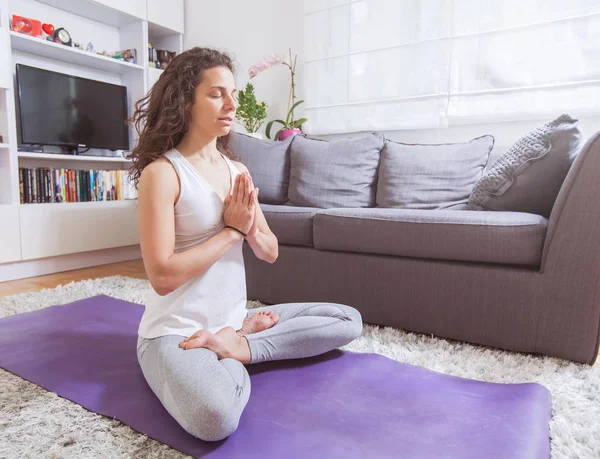 Mulher praticando ioga e meditação — Fotografia de Stock