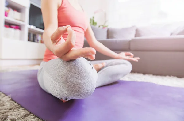 Donna che pratica yoga e meditazione — Foto Stock