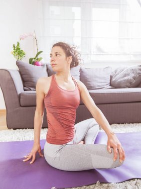 kadın pratik yoga ve meditasyon