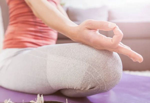 Donna medita praticando Yoga — Foto Stock