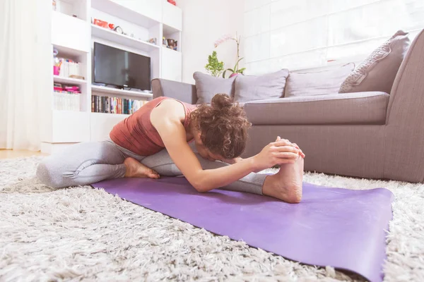 A nő otthon jógázik. — Stock Fotó
