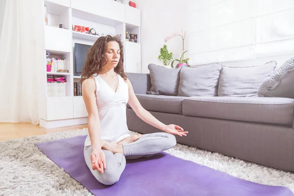 Donna che pratica yoga e meditazione — Foto Stock