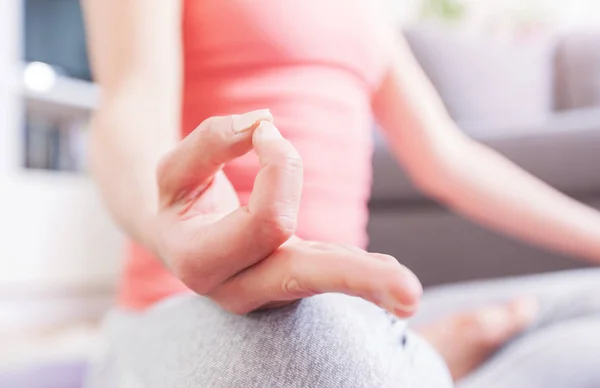 Nő meditál gyakorló jóga — Stock Fotó