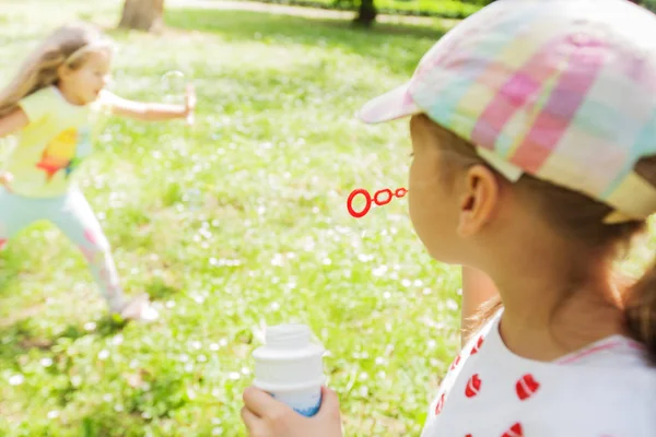 Zwei Kleine Mädchen Spaß Mit Seifenblasen Sommerpark Grüne Wiesen Natur — Stockfoto