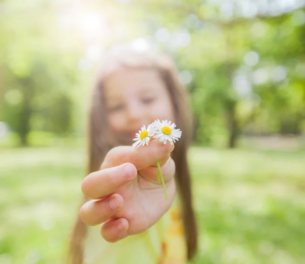 春の日の花の草原 美しい自然で遊んで幸せな少女 — ストック写真