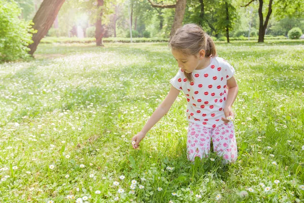 春の日の花の草原 美しい自然で遊んで幸せな少女 — ストック写真