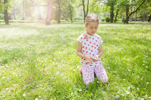 Doğa Çiçek Çayır Güzel Bahar Günü Oynamak Mutlu Küçük Kız — Stok fotoğraf