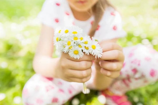 Šťastná Holčička Přírodě Daisy Kytice Květinovou Loukou Krásný Jarní Den — Stock fotografie