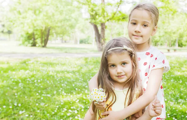 Portrét Dvou Rozkošný Šťastné Sestřičky Daisy Květ Kytice Přírodě Louce — Stock fotografie