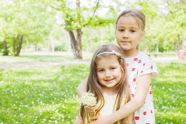 Retrato Duas Adoráveis Irmãzinhas Felizes Com Buquê Flores Margarida Natureza — Fotografia de Stock