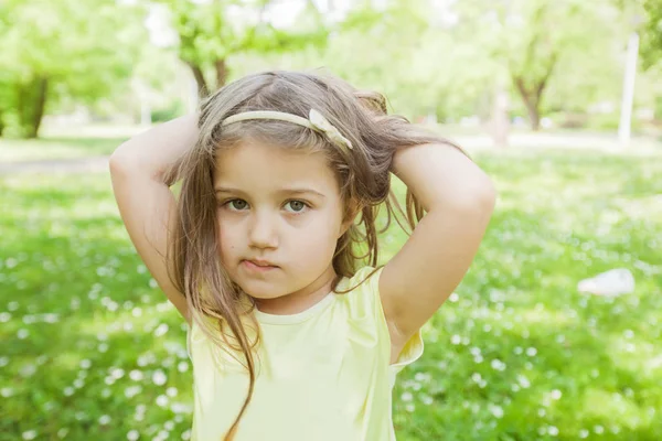 Retrato Menina Adorável Natureza Prado Belo Dia Primavera — Fotografia de Stock