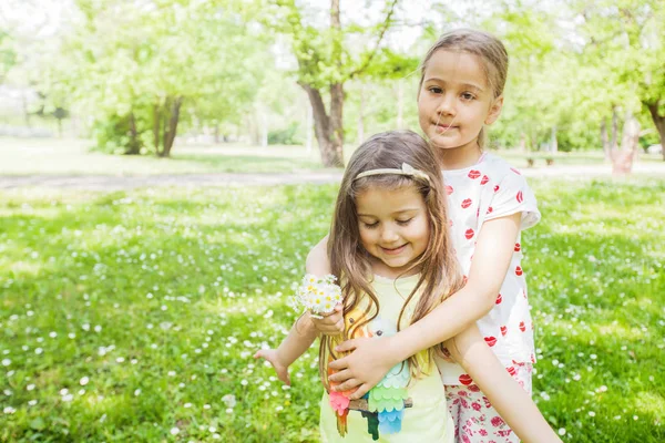 Porträtt Två Bedårande Glada Små Systrar Med Daisy Blombukett Naturen — Stockfoto