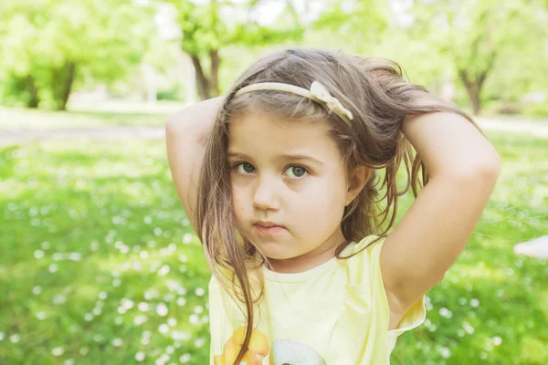 Doğada Çayır Güzel Bahar Günü Sevimli Küçük Kız Portresi — Stok fotoğraf