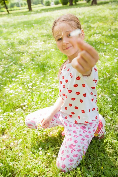 Szczęśliwy Dziewczynka Gra Przyrodzie Meadow Kwiat Piękny Dzień Wiosny — Zdjęcie stockowe