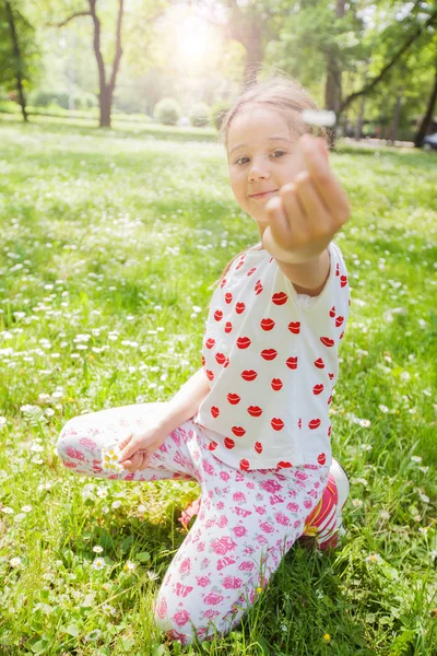 春の日の花の草原 美しい自然で遊んで幸せな少女 — ストック写真