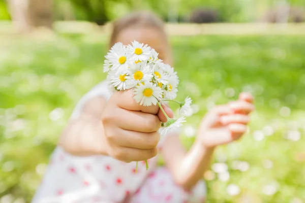 快乐的小女孩在自然与菊花花束在花草甸 美丽的春天天 — 图库照片