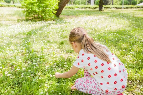 Szczęśliwy Dziewczynka Gra Przyrodzie Meadow Kwiat Piękny Dzień Wiosny — Zdjęcie stockowe