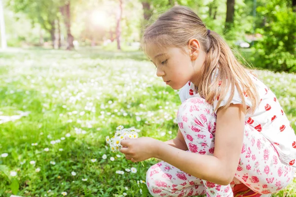 春の日の花の草原 美しい自然で遊んで幸せな少女 — ストック写真