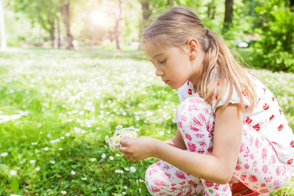 Niña Feliz Jugando Naturaleza Prado Flores Hermoso Día Primavera —  Fotos de Stock