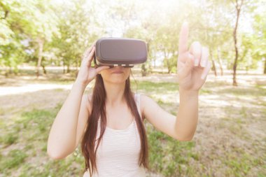 Sanal gerçeklik gözlüğü takan kadın 