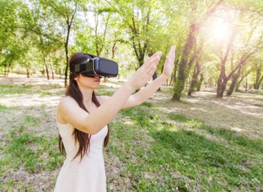 Sanal gerçeklik gözlüğü takan kadın 