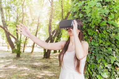 Sanal gerçeklik gözlüğü takan kadın 