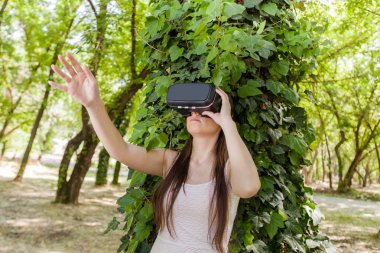 Sanal gerçeklik gözlüğü takan kadın 