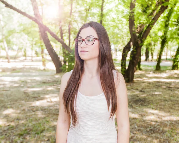 Mooie jonge vrouw met bril — Stockfoto