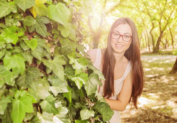 Lächelnde schöne junge Frau mit Brille — Stockfoto