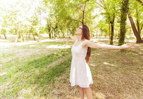 Gente feliz libre al aire libre —  Fotos de Stock